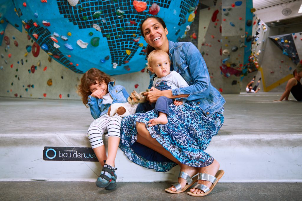 Sommer- und Familienfest 2017 in der Boulderwelt Frankfurt für Kinder und Familien mit Einführungen ins Bouldern, Kinderparcours, Kinderschminken, Hüpfburg und einer Slackline-Show.