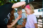 Sommer- und Familienfest 2017 in der Boulderwelt Frankfurt für Kinder und Familien mit Einführungen ins Bouldern, Kinderparcours, Kinderschminken, Hüpfburg und einer Slackline-Show.
