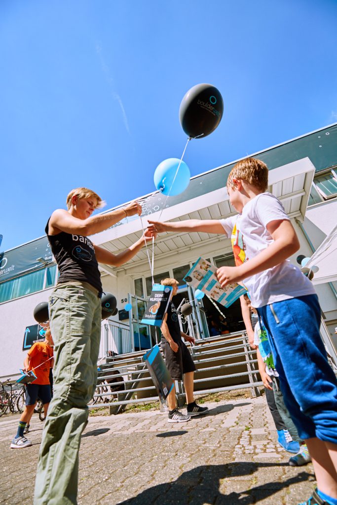 Sommer- und Familienfest 2017 in der Boulderwelt Frankfurt für Kinder und Familien mit Einführungen ins Bouldern, Kinderparcours, Kinderschminken, Hüpfburg und einer Slackline-Show.