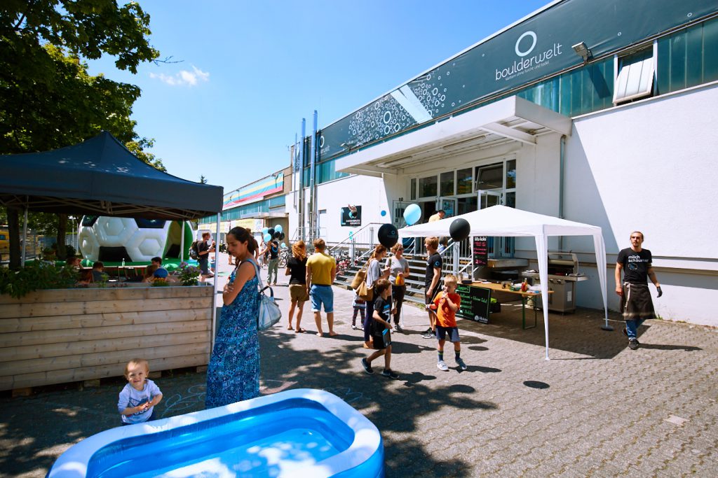 Sommer- und Familienfest 2017 in der Boulderwelt Frankfurt für Kinder und Familien mit Einführungen ins Bouldern, Kinderparcours, Kinderschminken, Hüpfburg und einer Slackline-Show.