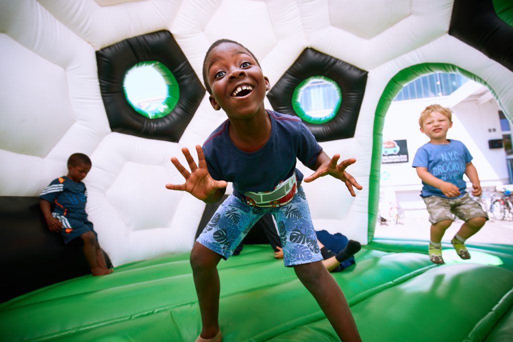 Sommer- und Familienfest 2017 in der Boulderwelt Frankfurt für Kinder und Familien mit Einführungen ins Bouldern, Kinderparcours, Kinderschminken, Hüpfburg und einer Slackline-Show.