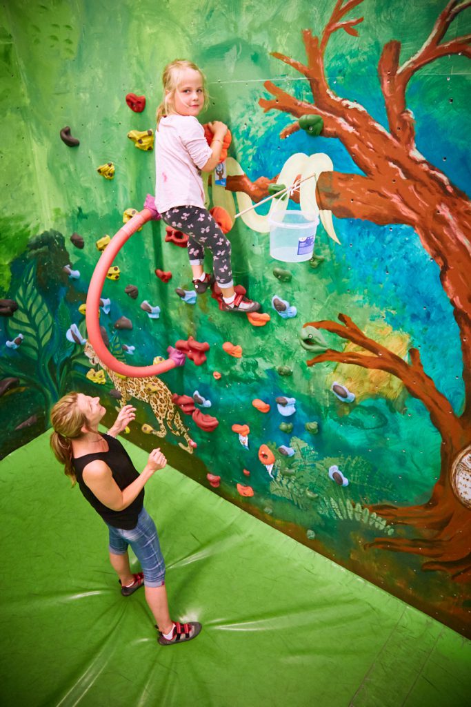 Sommer- und Familienfest 2017 in der Boulderwelt Frankfurt für Kinder und Familien mit Einführungen ins Bouldern, Kinderparcours, Kinderschminken, Hüpfburg und einer Slackline-Show.