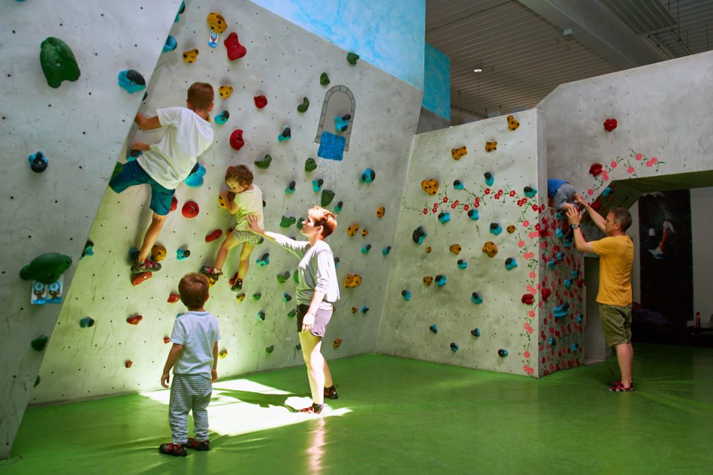 Sommer- und Familienfest 2017 in der Boulderwelt Frankfurt für Kinder und Familien mit Einführungen ins Bouldern, Kinderparcours, Kinderschminken, Hüpfburg und einer Slackline-Show.