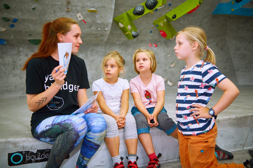 Sommer- und Familienfest 2017 in der Boulderwelt Frankfurt für Kinder und Familien mit Einführungen ins Bouldern, Kinderparcours, Kinderschminken, Hüpfburg und einer Slackline-Show.