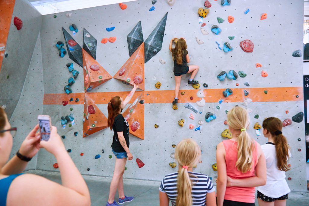 Sommer- und Familienfest 2017 in der Boulderwelt Frankfurt für Kinder und Familien mit Einführungen ins Bouldern, Kinderparcours, Kinderschminken, Hüpfburg und einer Slackline-Show.