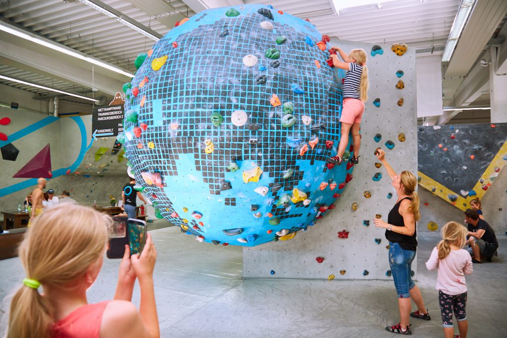 Sommer- und Familienfest 2017 in der Boulderwelt Frankfurt für Kinder und Familien mit Einführungen ins Bouldern, Kinderparcours, Kinderschminken, Hüpfburg und einer Slackline-Show.