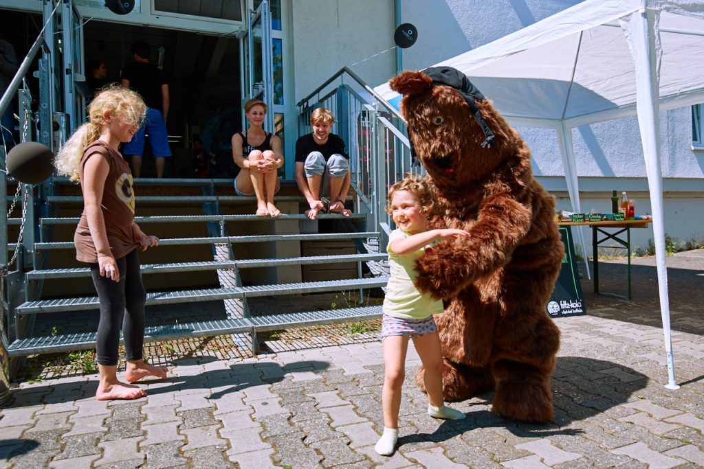 Sommer- und Familienfest 2017 in der Boulderwelt Frankfurt für Kinder und Familien mit Einführungen ins Bouldern, Kinderparcours, Kinderschminken, Hüpfburg und einer Slackline-Show.