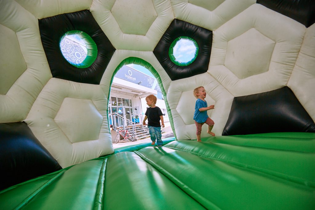 Sommer- und Familienfest 2017 in der Boulderwelt Frankfurt für Kinder und Familien mit Einführungen ins Bouldern, Kinderparcours, Kinderschminken, Hüpfburg und einer Slackline-Show.