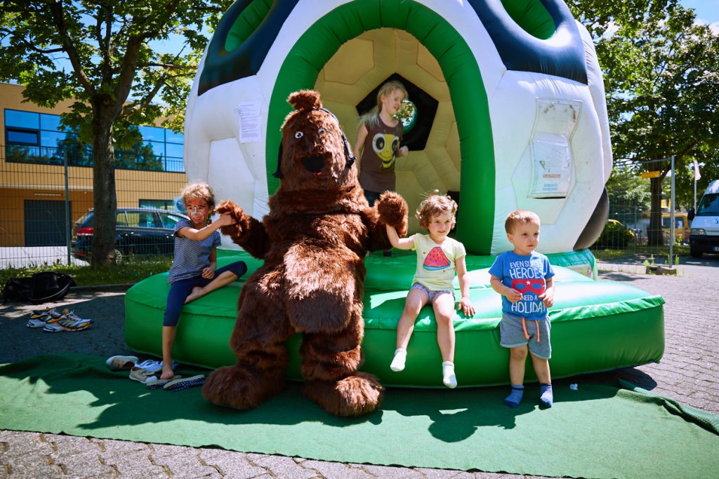 Sommer- und Familienfest 2017 in der Boulderwelt Frankfurt für Kinder und Familien mit Einführungen ins Bouldern, Kinderparcours, Kinderschminken, Hüpfburg und einer Slackline-Show.