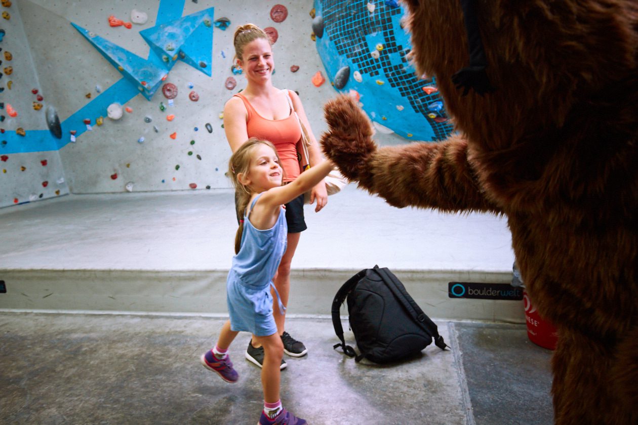 Sommer- und Familienfest 2017 in der Boulderwelt Frankfurt für Kinder und Familien mit Einführungen ins Bouldern, Kinderparcours, Kinderschminken, Hüpfburg und einer Slackline-Show.