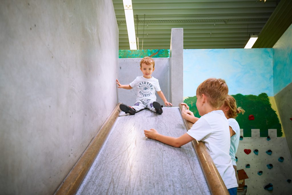 Sommer- und Familienfest 2017 in der Boulderwelt Frankfurt für Kinder und Familien mit Einführungen ins Bouldern, Kinderparcours, Kinderschminken, Hüpfburg und einer Slackline-Show.