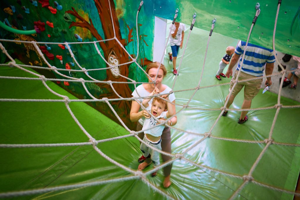 Sommer- und Familienfest 2017 in der Boulderwelt Frankfurt für Kinder und Familien mit Einführungen ins Bouldern, Kinderparcours, Kinderschminken, Hüpfburg und einer Slackline-Show.