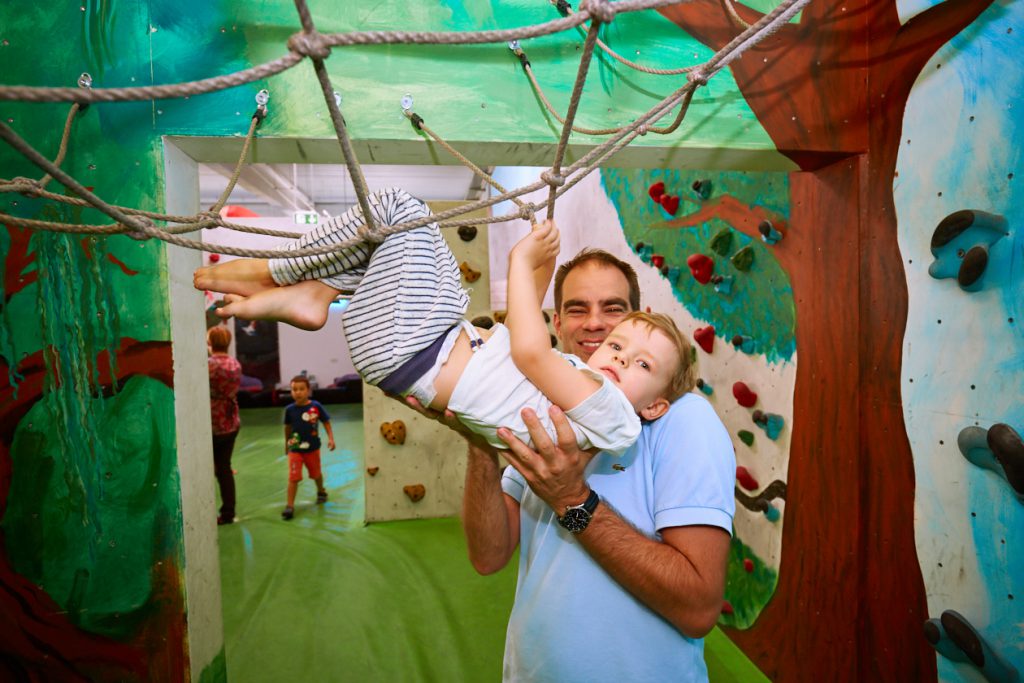 Sommer- und Familienfest 2017 in der Boulderwelt Frankfurt für Kinder und Familien mit Einführungen ins Bouldern, Kinderparcours, Kinderschminken, Hüpfburg und einer Slackline-Show.