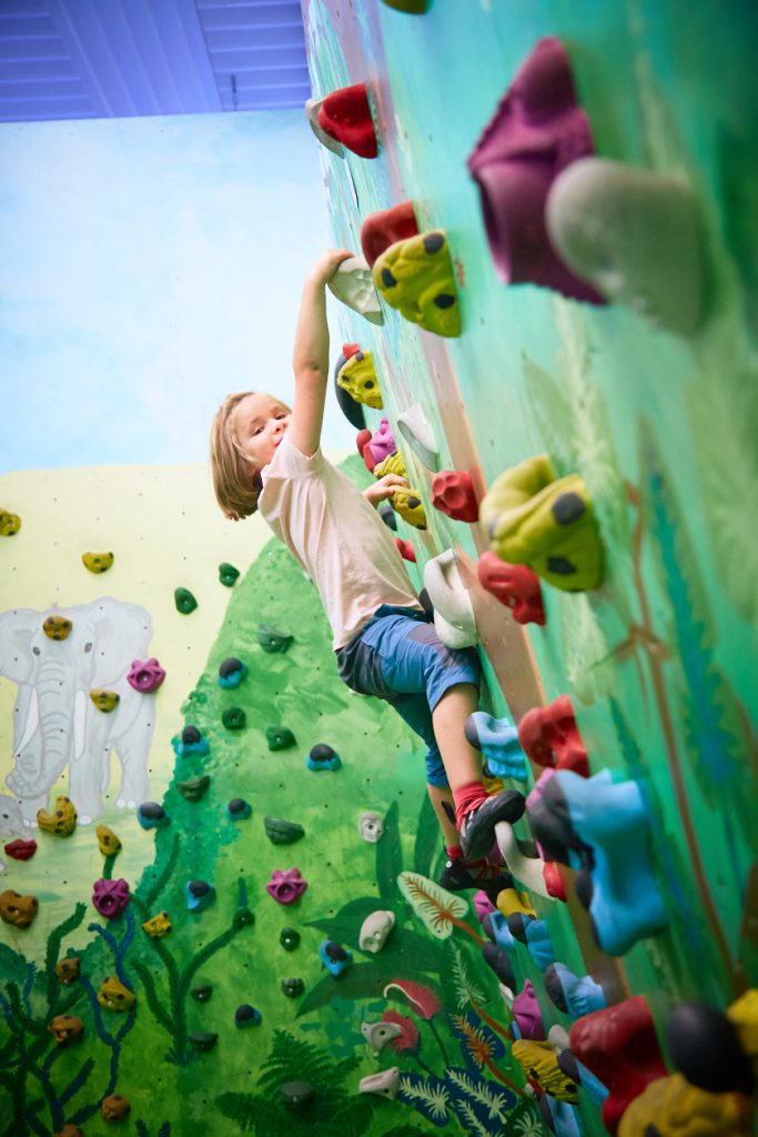 Sommer- und Familienfest 2017 in der Boulderwelt Frankfurt für Kinder und Familien mit Einführungen ins Bouldern, Kinderparcours, Kinderschminken, Hüpfburg und einer Slackline-Show.