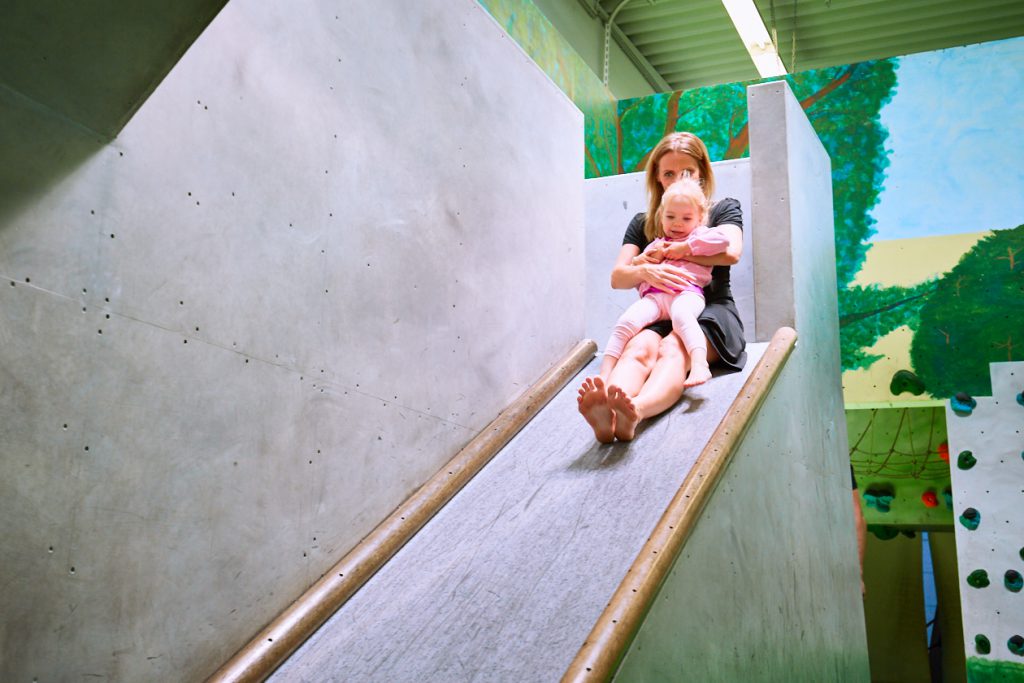 Sommer- und Familienfest 2017 in der Boulderwelt Frankfurt für Kinder und Familien mit Einführungen ins Bouldern, Kinderparcours, Kinderschminken, Hüpfburg und einer Slackline-Show.