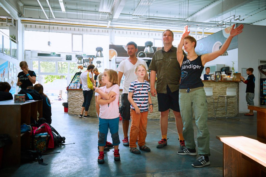 Sommer- und Familienfest 2017 in der Boulderwelt Frankfurt für Kinder und Familien mit Einführungen ins Bouldern, Kinderparcours, Kinderschminken, Hüpfburg und einer Slackline-Show.