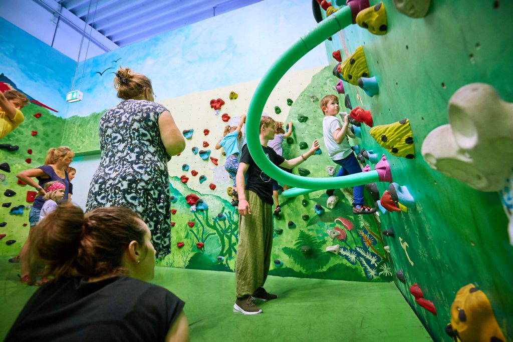 Sommer- und Familienfest 2017 in der Boulderwelt Frankfurt für Kinder und Familien mit Einführungen ins Bouldern, Kinderparcours, Kinderschminken, Hüpfburg und einer Slackline-Show.