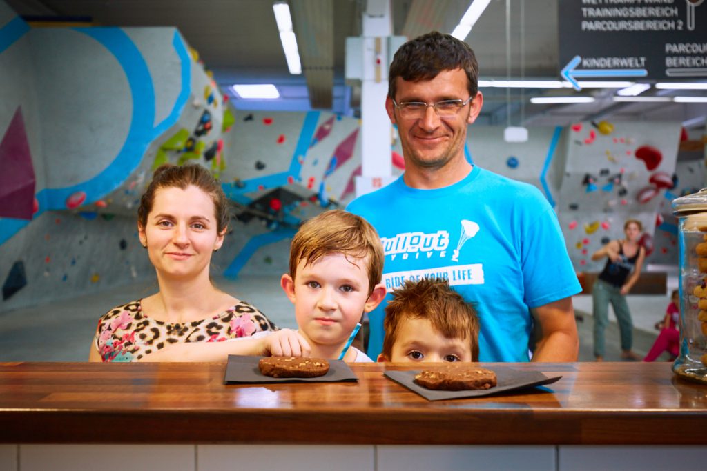 Sommer- und Familienfest 2017 in der Boulderwelt Frankfurt für Kinder und Familien mit Einführungen ins Bouldern, Kinderparcours, Kinderschminken, Hüpfburg und einer Slackline-Show.