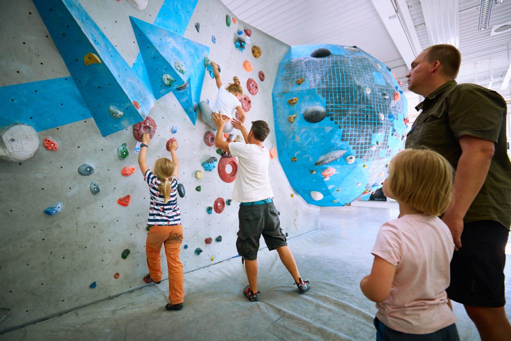 Sommer- und Familienfest 2017 in der Boulderwelt Frankfurt für Kinder und Familien mit Einführungen ins Bouldern, Kinderparcours, Kinderschminken, Hüpfburg und einer Slackline-Show.