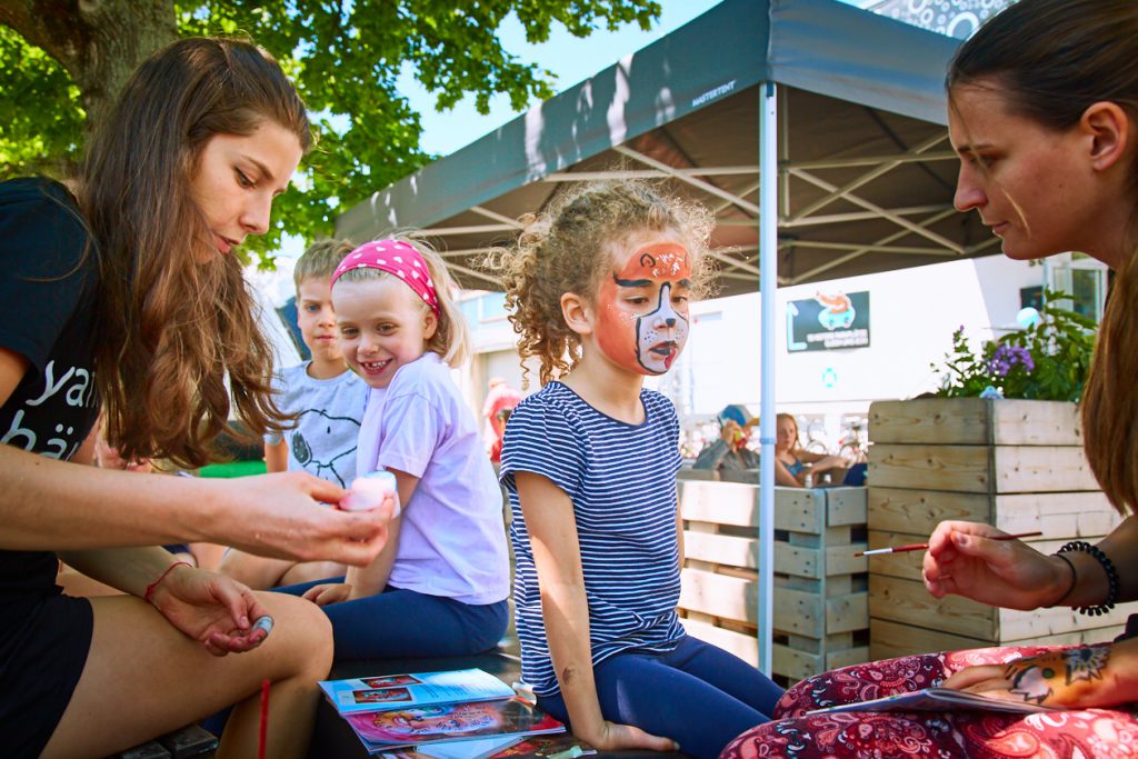 Sommer- und Familienfest 2017 in der Boulderwelt Frankfurt für Kinder und Familien mit Einführungen ins Bouldern, Kinderparcours, Kinderschminken, Hüpfburg und einer Slackline-Show.